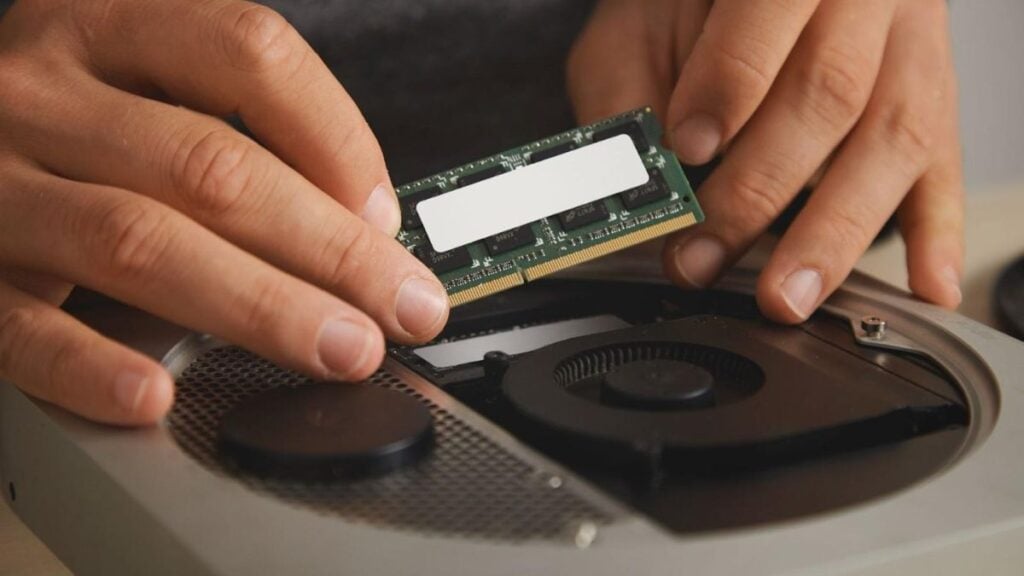 Cómo se inserta la memoria RAM en tu PC